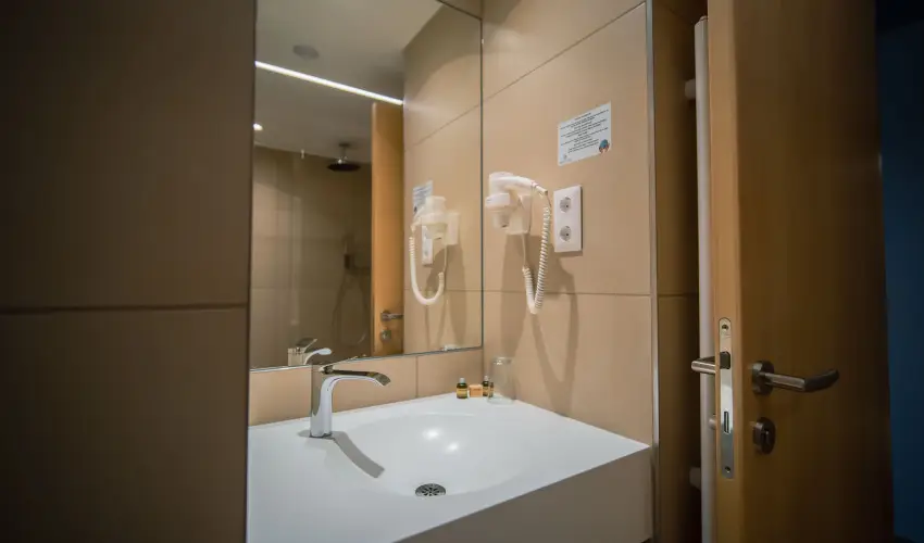 Eleven Business & Sport Hotel J�sz�roksz�ll�s - M�rcius 15. 