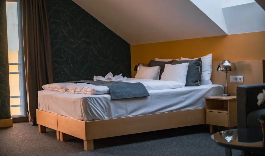 Eleven Business & Sport Hotel J�sz�roksz�ll�s - M�rcius 15. 