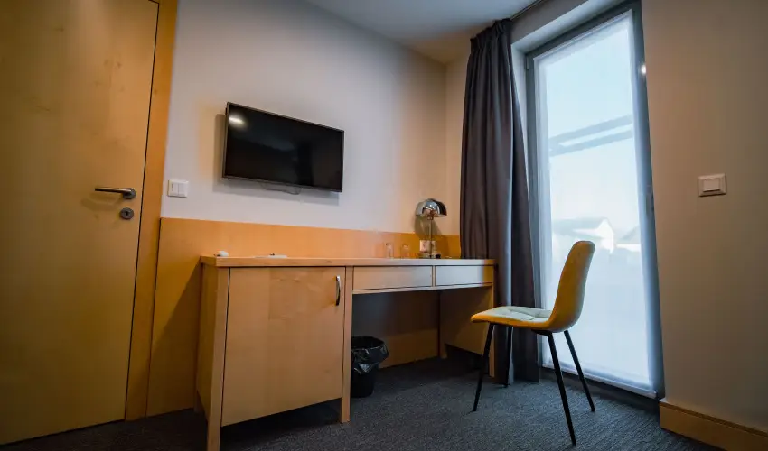 Eleven Business & Sport Hotel J�sz�roksz�ll�s - M�rcius 15. 