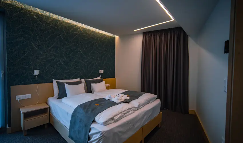 Eleven Business & Sport Hotel J�sz�roksz�ll�s - M�rcius 15. 