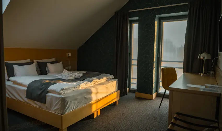 Eleven Business & Sport Hotel J�sz�roksz�ll�s - M�rcius 15. 