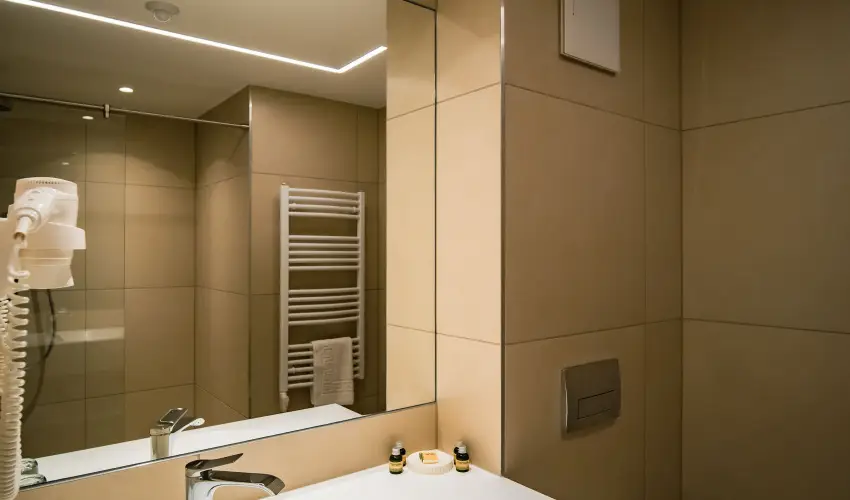 Eleven Business & Sport Hotel J�sz�roksz�ll�s - M�rcius 15. 