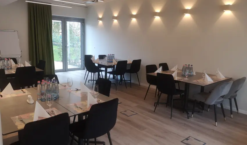 Eleven Business & Sport Hotel J�sz�roksz�ll�s - M�rcius 15. 