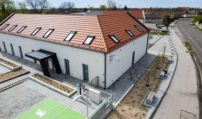 Eleven Business & Sport Hotel J�sz�roksz�ll�s - M�rcius 15. 