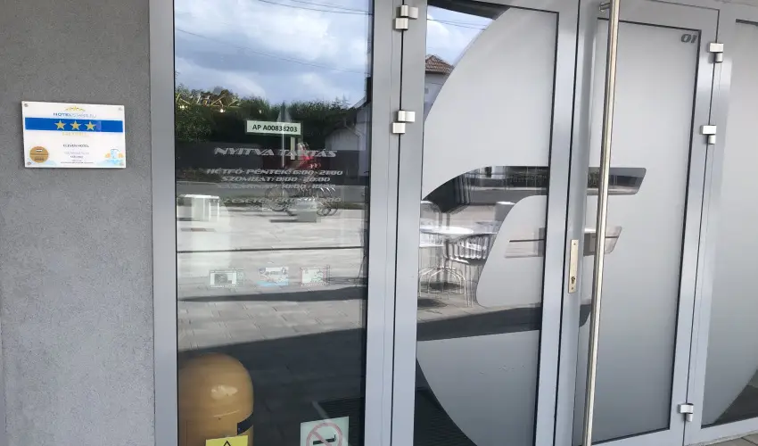 Eleven Business & Sport Hotel J�sz�roksz�ll�s - M�rcius 15. 