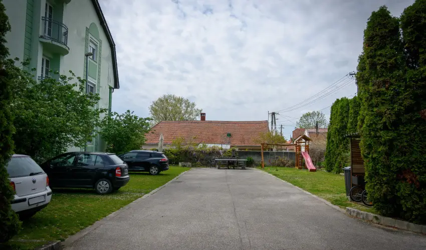 Erika Apartman S�rv�r - M�rcius 15.  (min. 3 �j)