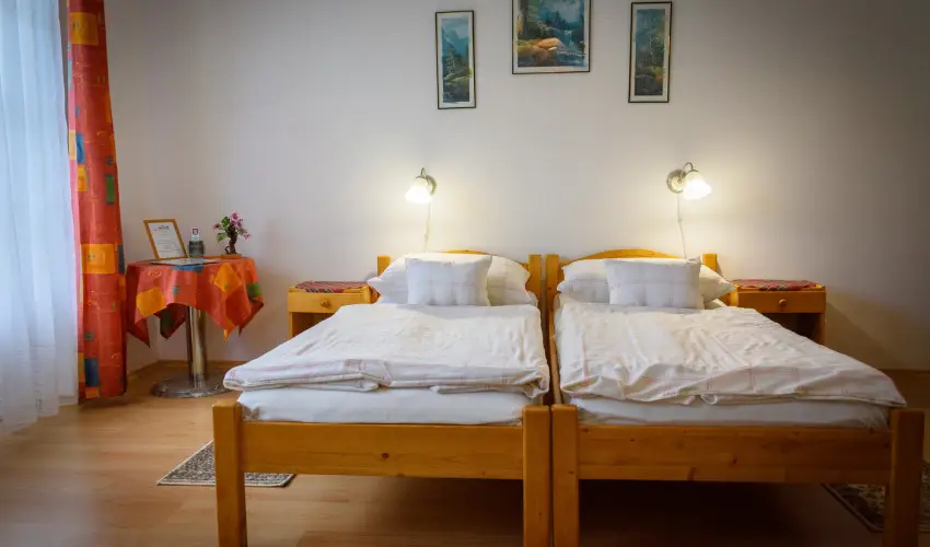 Erika Apartman S�rv�r - M�rcius 15.  (min. 3 �j)