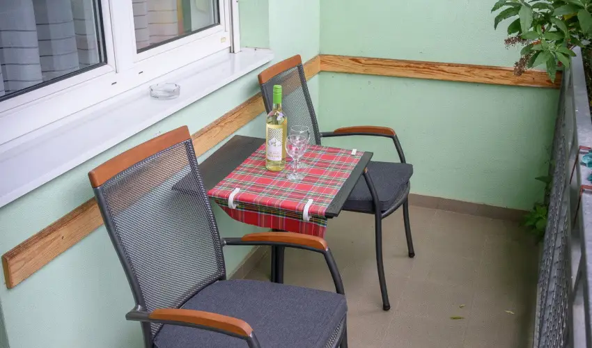 Erika Apartman S�rv�r - M�rcius 15.  (min. 3 �j)