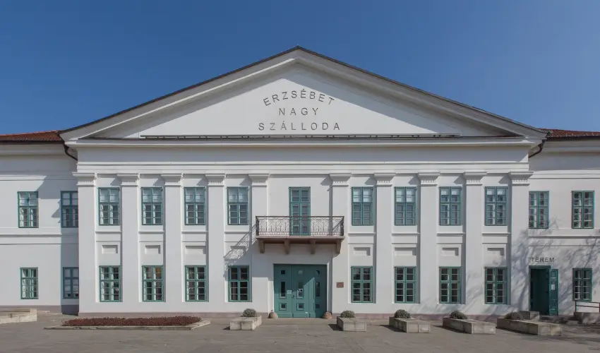 Erzs�bet Nagy Sz�lloda Paks - M�rcius 15.
