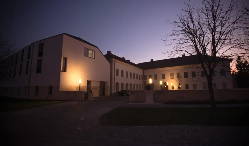 Erzs�bet Nagy Sz�lloda Paks - M�rcius 15.