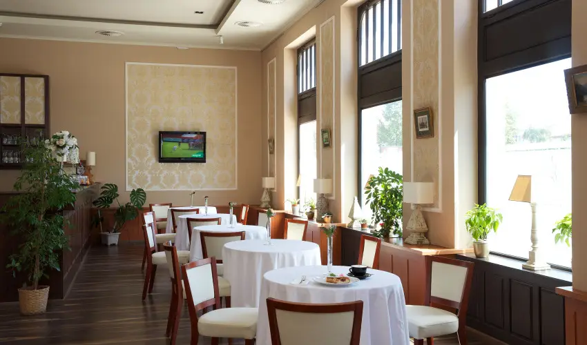 Erzs�bet Kir�lyn� Sz�lloda G�d�ll� - M�rcius 15. 