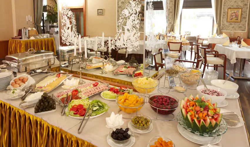 Erzs�bet Kir�lyn� Sz�lloda G�d�ll� - M�rcius 15. 