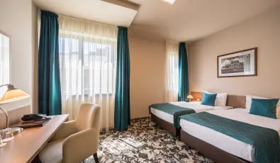 Erzs�bet Kir�lyn� Sz�lloda G�d�ll�