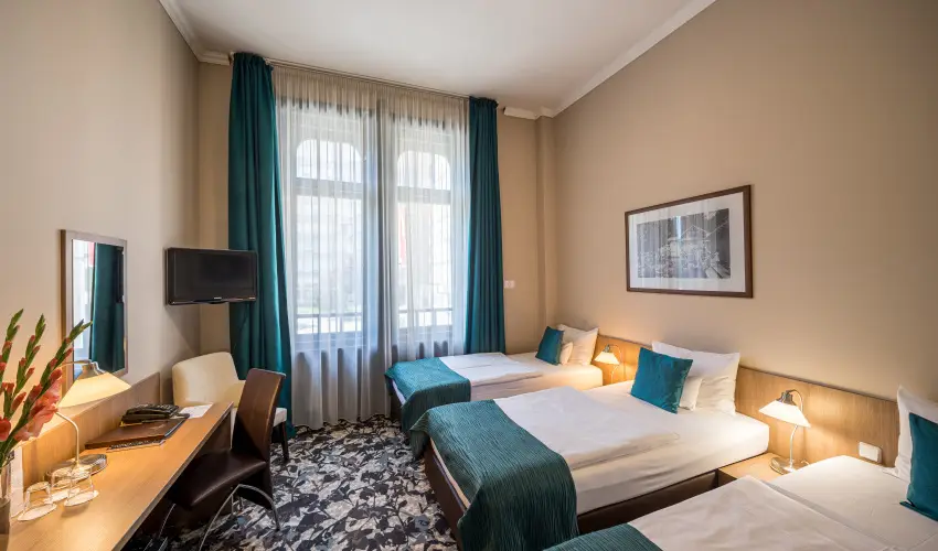 Erzs�bet Kir�lyn� Sz�lloda G�d�ll� - M�rcius 15. 