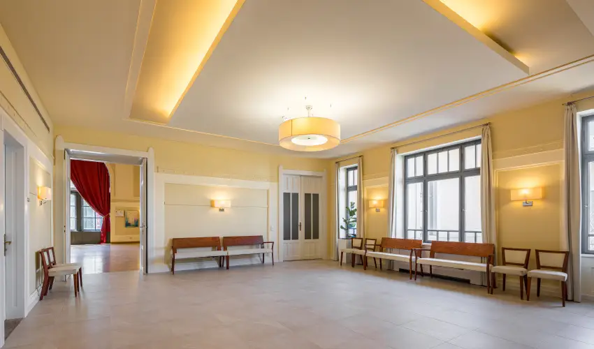 Erzs�bet Kir�lyn� Sz�lloda G�d�ll� - M�rcius 15. 