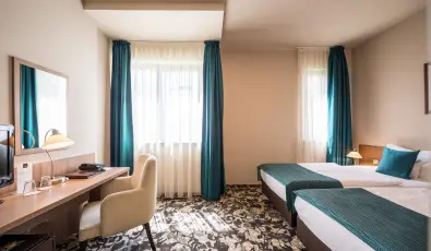 Erzs�bet Kir�lyn� Sz�lloda G�d�ll�