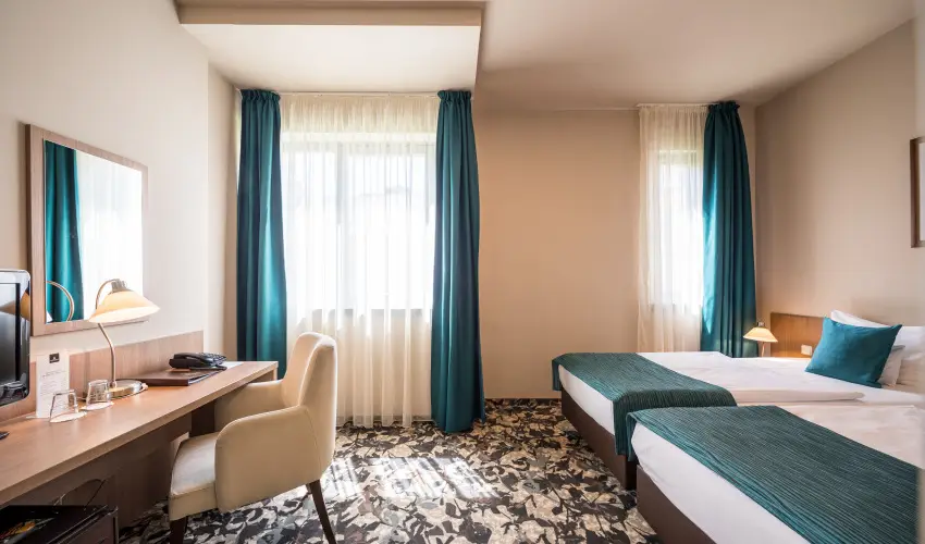 Erzs�bet Kir�lyn� Sz�lloda G�d�ll� - M�rcius 15. 