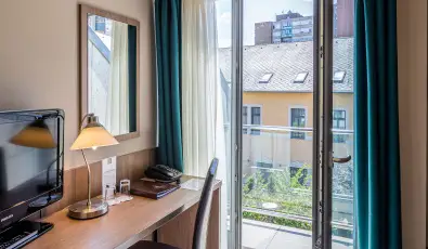 Erzs�bet Kir�lyn� Sz�lloda G�d�ll�