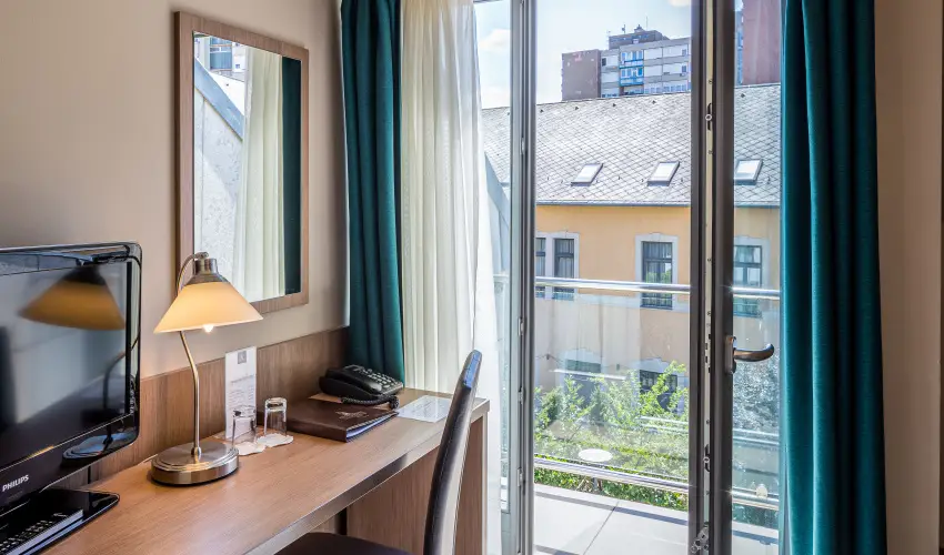 Erzs�bet Kir�lyn� Sz�lloda G�d�ll� - M�rcius 15. 