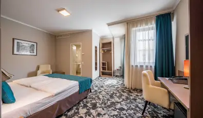 Erzs�bet Kir�lyn� Sz�lloda G�d�ll�