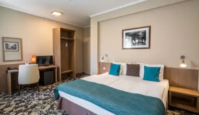 Erzs�bet Kir�lyn� Sz�lloda G�d�ll�