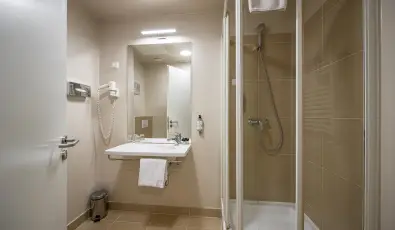 Erzs�bet Kir�lyn� Sz�lloda G�d�ll�