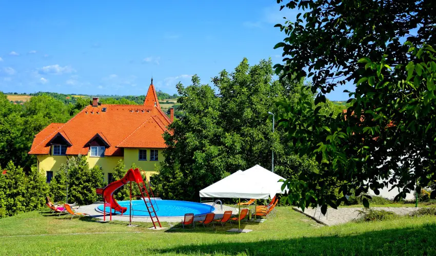 Fried Kast�ly Hotel Simontornya - M�rcius 15.  - teljes el�refizet�ssel (min. 2 �j)