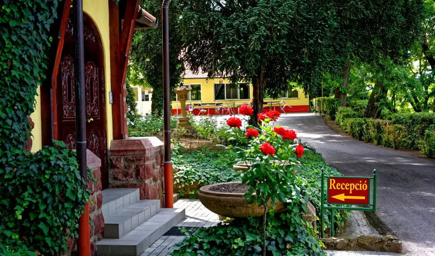 Fried Kast�ly Hotel Simontornya - M�rcius 15.  - teljes el�refizet�ssel (min. 2 �j)