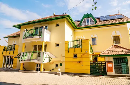 F�rd� Hotel - M�rcius 15. (min. 2 �j)