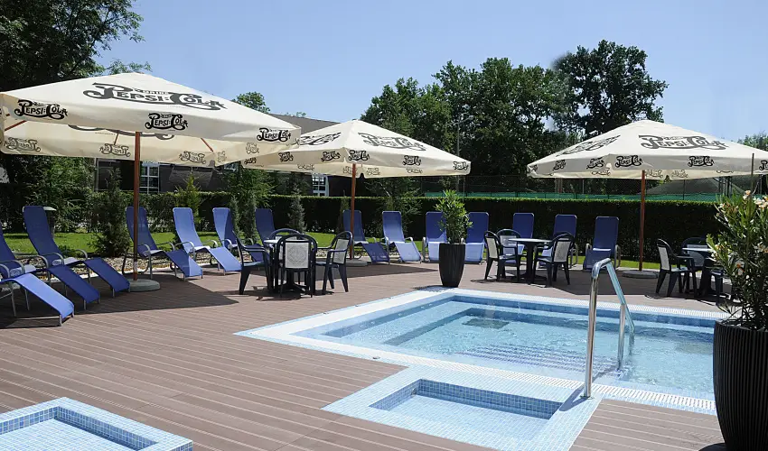 Garden Hotel Wellness & Konferencia Szolnok - M�rcius 15. 
