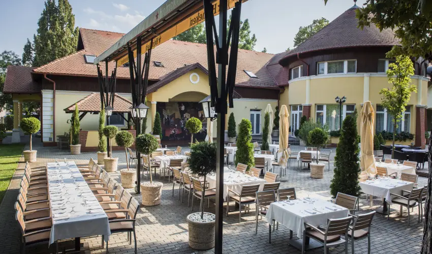 Garden Hotel Wellness & Konferencia Szolnok - M�rcius 15. 