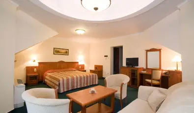 Ger�by K�ria Hotel �s Lovasudvar Lajosmizse