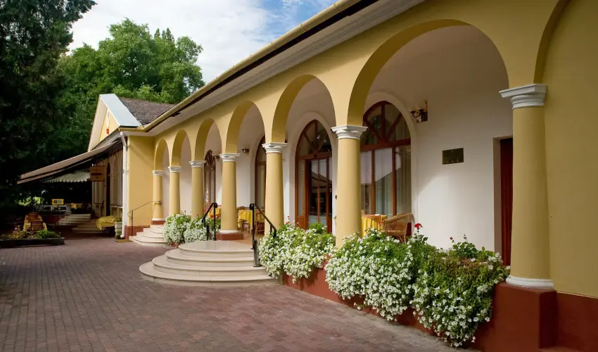 Ger�by K�ria Hotel �s Lovasudvar Lajosmizse - M�rcius 15. 