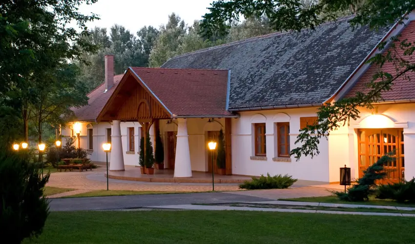 Ger�by K�ria Hotel �s Lovasudvar Lajosmizse - M�rcius 15. 