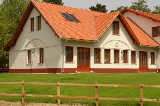 Ger�by K�ria Hotel �s Lovasudvar - M�rcius 15. 
