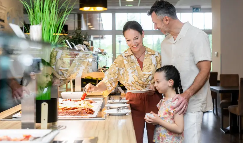 Gotthard Therme Hotel & Conference Szentgotth�rd - M�rcius 15.  (min. 2 �j)