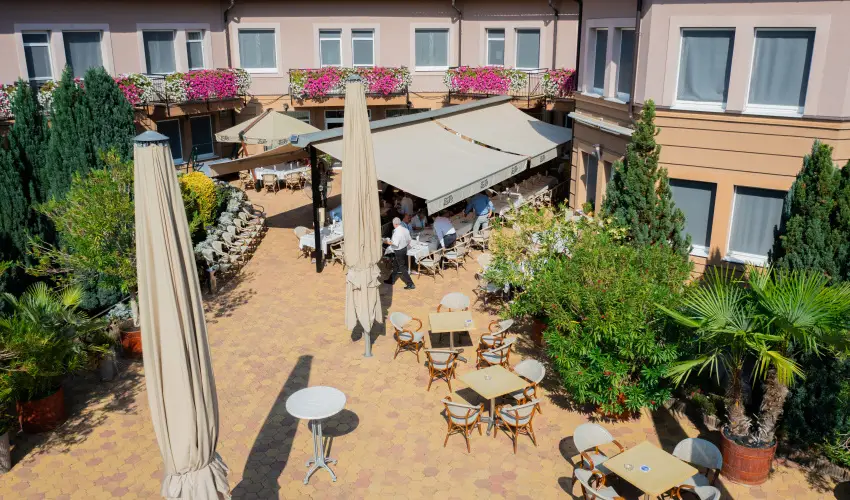 Granada Konferencia Wellness �s Sport Hotel Kecskem�t - M�rcius 15. 