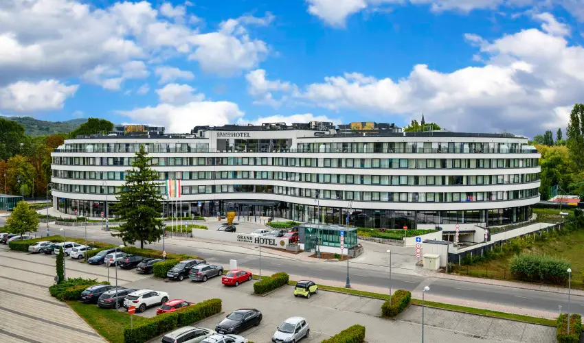 Grand Hotel Esztergom Esztergom - M�rcius 15. (min. 2 �j)
