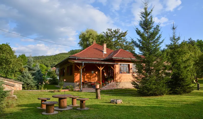 Halh�za Vend�gh�z Sirok - M�rcius 15. (min. 3 �j)