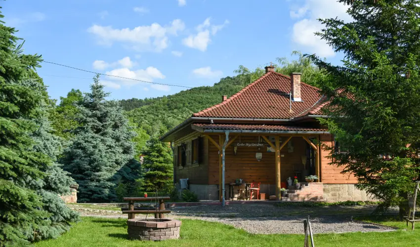 Halh�za Vend�gh�z Sirok - M�rcius 15. (min. 3 �j)