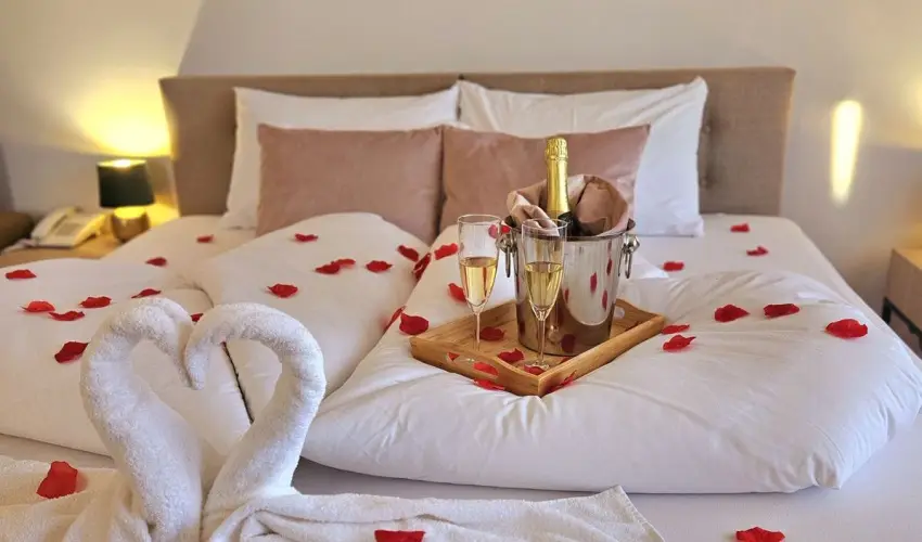 Holdvir�g Hotel S�rv�r - M�rcius 15. 