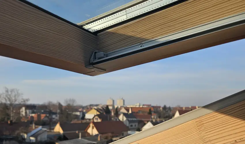 Holdvir�g Hotel S�rv�r - M�rcius 15. 