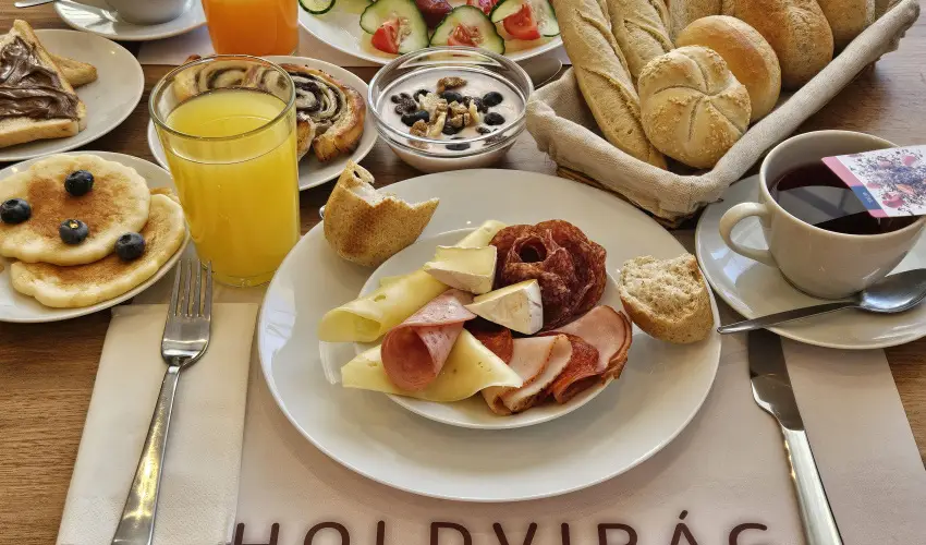 Holdvir�g Hotel S�rv�r - M�rcius 15. 