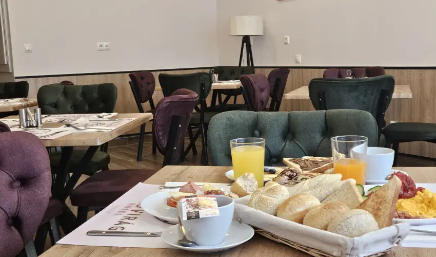 Holdvir�g Hotel S�rv�r - M�rcius 15. 