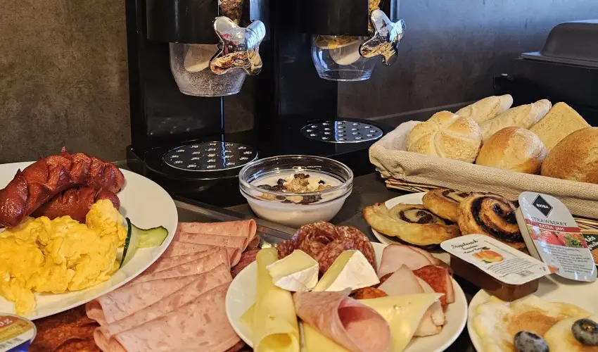 Holdvir�g Hotel S�rv�r - M�rcius 15. 