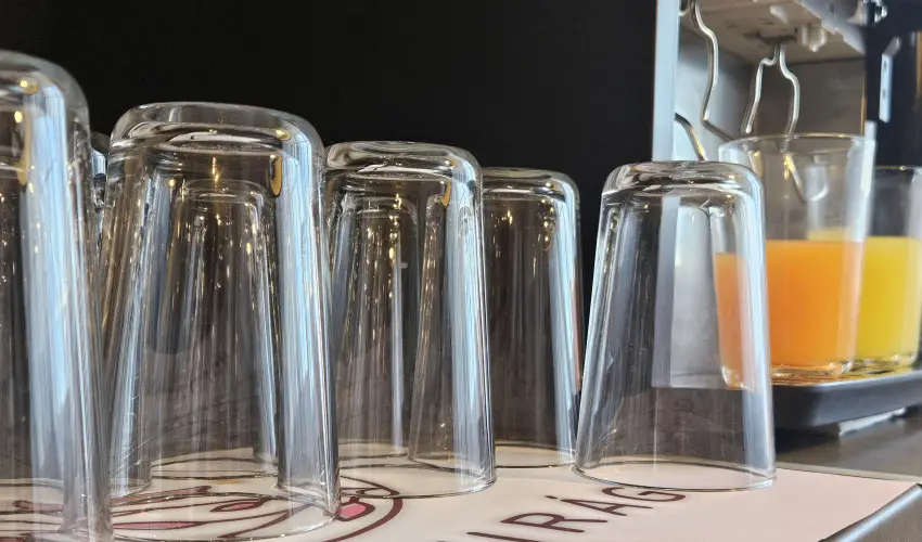 Holdvir�g Hotel S�rv�r - M�rcius 15. 