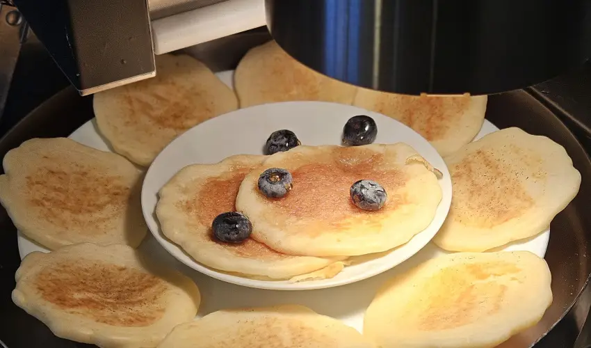 Holdvir�g Hotel S�rv�r - M�rcius 15. 