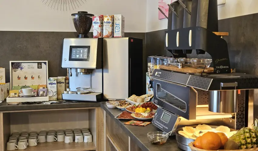 Holdvir�g Hotel S�rv�r - M�rcius 15. 