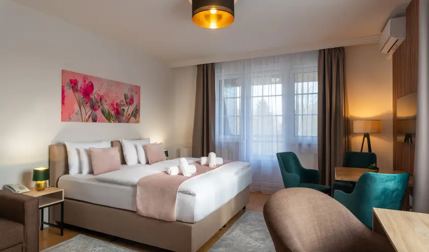 Holdvir�g Hotel S�rv�r - M�rcius 15. 