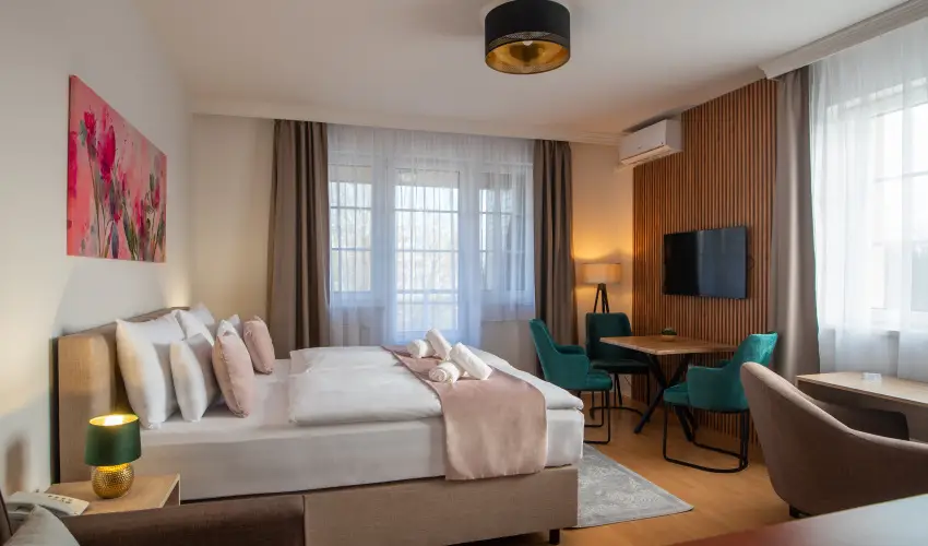 Holdvir�g Hotel S�rv�r - M�rcius 15. 